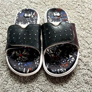 Under Armour Girl's Ignite Pro Graphic Slide Sandal size 1 girls